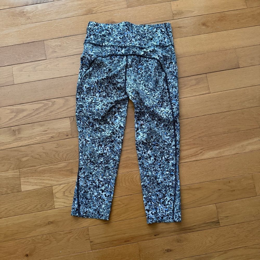 Lululemon Chase Me Crop SW Leggings Seawheeze Pattern Size 8 High Rise Cropped - Picture 3 of 11